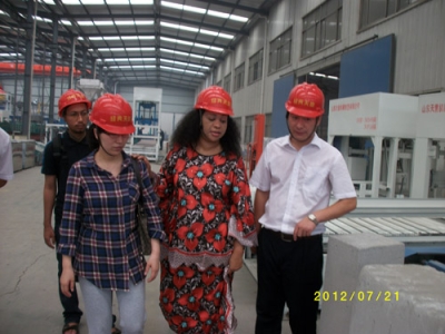 2012.7.21日坦桑尼亞總統(tǒng)夫人來(lái)我公司參觀指導(dǎo)、洽談合作