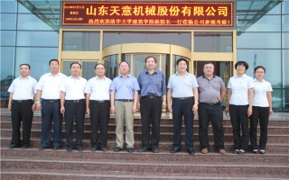 清華大學(xué)建筑設(shè)計(jì)研究院副院長(zhǎng)、研究員侯建群蒞臨