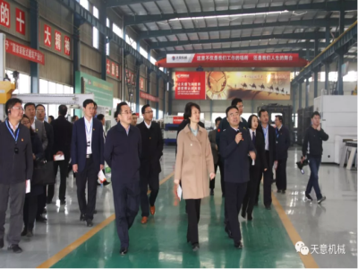 濟(jì)寧市委常委、組織部部長孔凡萍帶領(lǐng)全市“兩新”組織黨建工作現(xiàn)場觀摩團(tuán)蒞臨天意機(jī)械調(diào)研指導(dǎo)