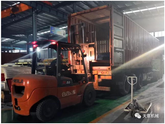 天意機械為柬埔寨客戶加工生產(chǎn)年產(chǎn)80萬平方輕質(zhì)墻板生產(chǎn)線成功裝車啟運！