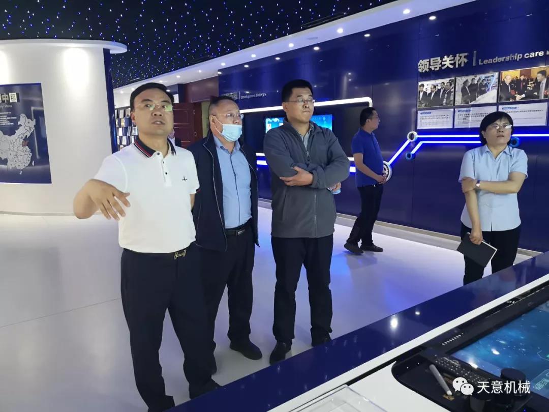哈爾濱工業(yè)大學(xué)張教授、于教授蒞臨天意機(jī)械就智能焊接技術(shù)進(jìn)行交流指導(dǎo)